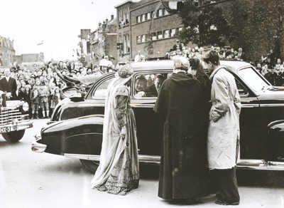 876657 Afbeelding van het bezoek van koningin Juliana en prins Bernhard aan de stad Utrecht, zittend in de koninklijke ...